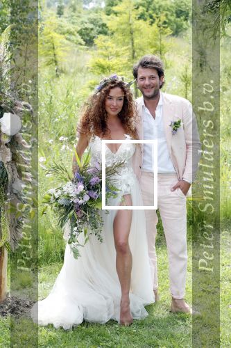 Kraggenburg 22 juni 2019
Katja Schuurman en haar kersverse man Freek v Noortwijk zijn getrouwd en posseren uitgebreid voor de pers op landgoed Netl , de wildste tuin.