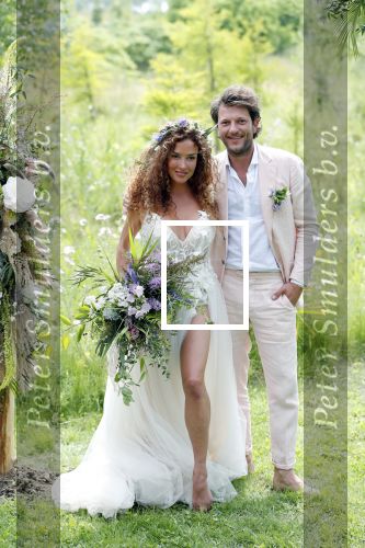 Kraggenburg 22 juni 2019
Katja Schuurman en haar kersverse man Freek v Noortwijk zijn getrouwd en posseren uitgebreid voor de pers op landgoed Netl , de wildste tuin.