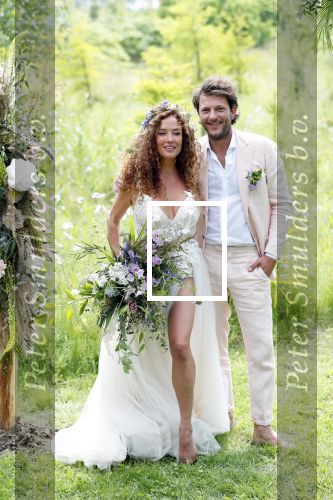Kraggenburg 22 juni 2019
Katja Schuurman en haar kersverse man Freek v Noortwijk zijn getrouwd en posseren uitgebreid voor de pers op landgoed Netl , de wildste tuin.