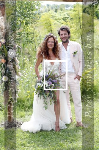 Kraggenburg 22 juni 2019
Katja Schuurman en haar kersverse man Freek v Noortwijk zijn getrouwd en posseren uitgebreid voor de pers op landgoed Netl , de wildste tuin.