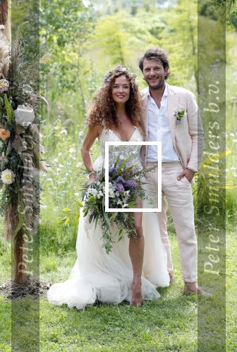 Kraggenburg 22 juni 2019
Katja Schuurman en haar kersverse man Freek v Noortwijk zijn getrouwd en posseren uitgebreid voor de pers op landgoed Netl , de wildste tuin.