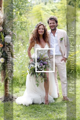 Kraggenburg 22 juni 2019
Katja Schuurman en haar kersverse man Freek v Noortwijk zijn getrouwd en posseren uitgebreid voor de pers op landgoed Netl , de wildste tuin.