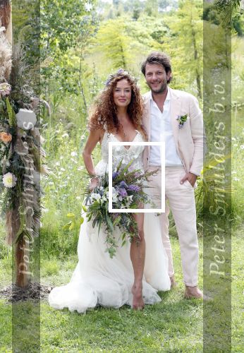 Kraggenburg 22 juni 2019
Katja Schuurman en haar kersverse man Freek v Noortwijk zijn getrouwd en posseren uitgebreid voor de pers op landgoed Netl , de wildste tuin.
