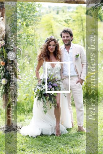 Kraggenburg 22 juni 2019
Katja Schuurman en haar kersverse man Freek v Noortwijk zijn getrouwd en posseren uitgebreid voor de pers op landgoed Netl , de wildste tuin.