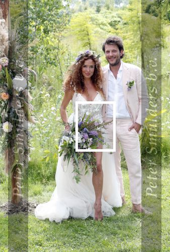 Kraggenburg 22 juni 2019
Katja Schuurman en haar kersverse man Freek v Noortwijk zijn getrouwd en posseren uitgebreid voor de pers op landgoed Netl , de wildste tuin.