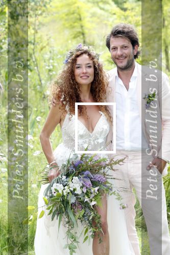 Kraggenburg 22 juni 2019
Katja Schuurman en haar kersverse man Freek v Noortwijk zijn getrouwd en posseren uitgebreid voor de pers op landgoed Netl , de wildste tuin.