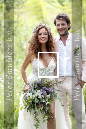 Kraggenburg 22 juni 2019
Katja Schuurman en haar kersverse man Freek v Noortwijk zijn getrouwd en posseren uitgebreid voor de pers op landgoed Netl , de wildste tuin.
