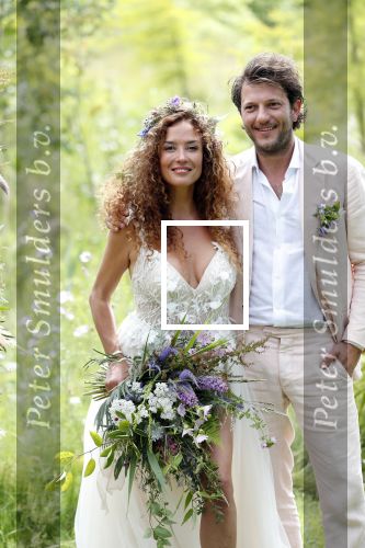 Kraggenburg 22 juni 2019
Katja Schuurman en haar kersverse man Freek v Noortwijk zijn getrouwd en posseren uitgebreid voor de pers op landgoed Netl , de wildste tuin.