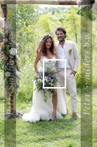 Kraggenburg 22 juni 2019
Katja Schuurman en haar kersverse man Freek v Noortwijk zijn getrouwd en posseren uitgebreid voor de pers op landgoed Netl , de wildste tuin.