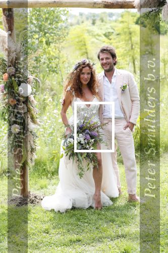 Kraggenburg 22 juni 2019
Katja Schuurman en haar kersverse man Freek v Noortwijk zijn getrouwd en posseren uitgebreid voor de pers op landgoed Netl , de wildste tuin.