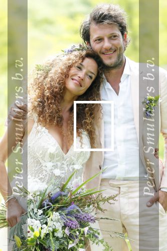 Kraggenburg 22 juni 2019
Katja Schuurman en haar kersverse man Freek v Noortwijk zijn getrouwd en posseren uitgebreid voor de pers op landgoed Netl , de wildste tuin.