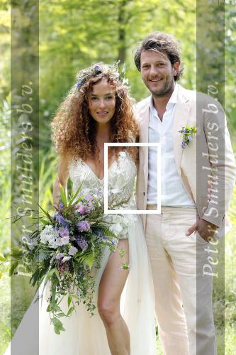 Kraggenburg 22 juni 2019
Katja Schuurman en haar kersverse man Freek v Noortwijk zijn getrouwd en posseren uitgebreid voor de pers op landgoed Netl , de wildste tuin.