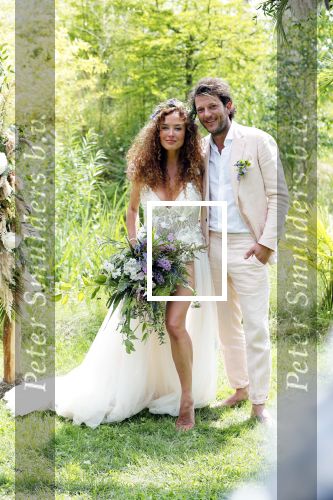 Kraggenburg 22 juni 2019
Katja Schuurman en haar kersverse man Freek v Noortwijk zijn getrouwd en posseren uitgebreid voor de pers op landgoed Netl , de wildste tuin.