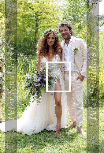 Kraggenburg 22 juni 2019
Katja Schuurman en haar kersverse man Freek v Noortwijk zijn getrouwd en posseren uitgebreid voor de pers op landgoed Netl , de wildste tuin.