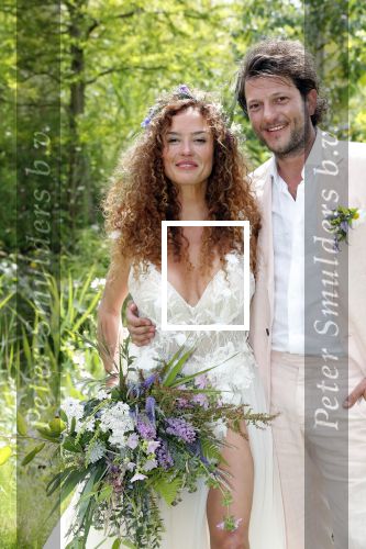 Kraggenburg 22 juni 2019
Katja Schuurman en haar kersverse man Freek v Noortwijk zijn getrouwd en posseren uitgebreid voor de pers op landgoed Netl , de wildste tuin.