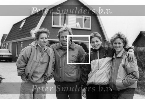 Heerhugowaard, 4 Februari 1985
Koos Alberts met zijn gezin voor en in hun nieuwe huis
Joke Krommenhoek Christa Krommenhoek en Dave Krommenhoek