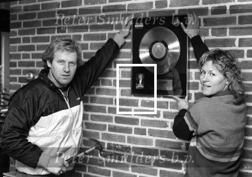 Heerhugowaard, 4 Februari 1985
Koos Alberts met zijn gezin voor en in hun nieuwe huis
Joke Krommenhoek Christa Krommenhoek en Dave Krommenhoek