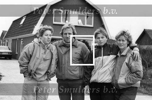 Heerhugowaard, 4 Februari 1985
Koos Alberts met zijn gezin voor en in hun nieuwe huis
Joke Krommenhoek Christa Krommenhoek en Dave Krommenhoek
