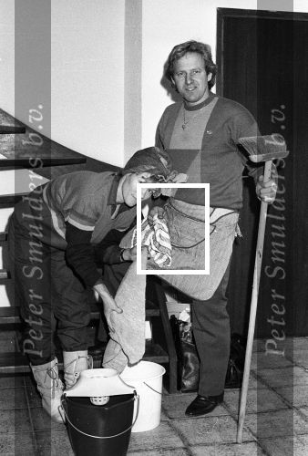 Heerhugowaard, 4 Februari 1985
Koos Alberts met zijn gezin voor en in hun nieuwe huis
Joke Krommenhoek Christa Krommenhoek en Dave Krommenhoek