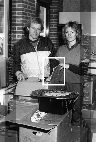 Heerhugowaard, 4 Februari 1985
Koos Alberts met zijn gezin voor en in hun nieuwe huis
Joke Krommenhoek Christa Krommenhoek en Dave Krommenhoek