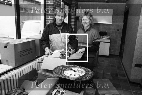Heerhugowaard, 4 Februari 1985
Koos Alberts met zijn gezin voor en in hun nieuwe huis
Joke Krommenhoek Christa Krommenhoek en Dave Krommenhoek