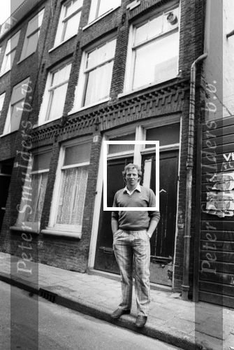 Amsterdam, 14 Mei 1985 Koos Alberts in zijn oude vertrouwde Jordaan
O.a. Cafe Arie, zijn woonhuis, de grachten, en de Openbare School voor Voorbereidend Onderwijs