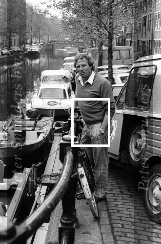 Amsterdam, 14 Mei 1985 Koos Alberts in zijn oude vertrouwde Jordaan
O.a. Cafe Arie, zijn woonhuis, de grachten, en de Openbare School voor Voorbereidend Onderwijs