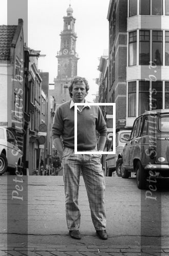 Amsterdam, 14 Mei 1985 Koos Alberts in zijn oude vertrouwde Jordaan
O.a. Cafe Arie, zijn woonhuis, de grachten, en de Openbare School voor Voorbereidend Onderwijs