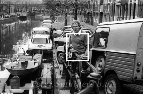 Amsterdam, 14 Mei 1985 Koos Alberts in zijn oude vertrouwde Jordaan
O.a. Cafe Arie, zijn woonhuis, de grachten, en de Openbare School voor Voorbereidend Onderwijs