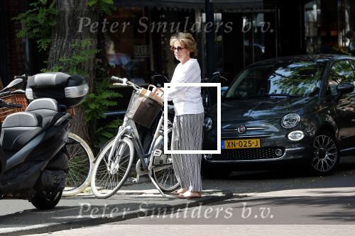 Amsterdam 18 juni 2019
Neelie Kroes doet op de fiets boodschappen in Amsterdam zuid.