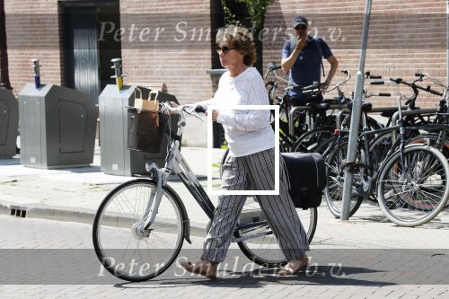 Amsterdam 18 juni 2019
Neelie Kroes doet op de fiets boodschappen in Amsterdam zuid.