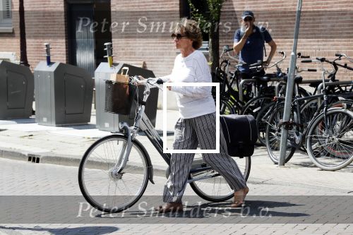 Amsterdam 18 juni 2019
Neelie Kroes doet op de fiets boodschappen in Amsterdam zuid.
