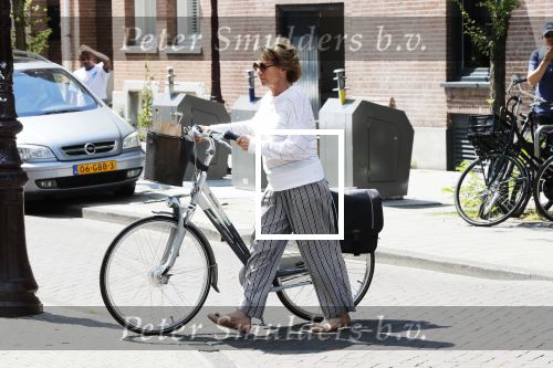 Amsterdam 18 juni 2019
Neelie Kroes doet op de fiets boodschappen in Amsterdam zuid.