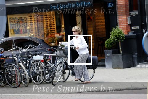 Amsterdam 18 juni 2019
Neelie Kroes doet op de fiets boodschappen in Amsterdam zuid.