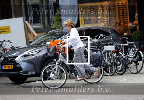Amsterdam 18 juni 2019
Neelie Kroes doet op de fiets boodschappen in Amsterdam zuid.