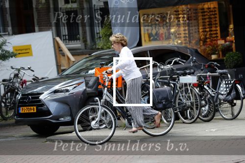 Amsterdam 18 juni 2019
Neelie Kroes doet op de fiets boodschappen in Amsterdam zuid.
