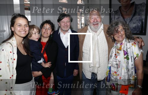 Amsterdam 1 juli 2019
Uitreiking van de Johan Kaart Prijs aan Pierre Bokma in het deLamar theater. Pierre met zijn vrouw Hendriekje v Houweninge kinderen en schoonouders Chiem v Houweninge met zijn vrouw Maria