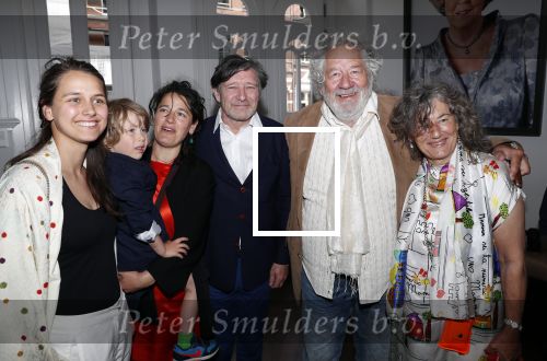 Amsterdam 1 juli 2019
Uitreiking van de Johan Kaart Prijs aan Pierre Bokma in het deLamar theater. Pierre met zijn vrouw Hendriekje v Houweninge kinderen en schoonouders Chiem v Houweninge met zijn vrouw Maria