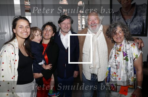 Amsterdam 1 juli 2019
Uitreiking van de Johan Kaart Prijs aan Pierre Bokma in het deLamar theater. Pierre met zijn vrouw Hendriekje v Houweninge kinderen en schoonouders Chiem v Houweninge met zijn vrouw Maria