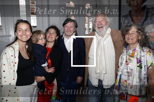 Amsterdam 1 juli 2019
Uitreiking van de Johan Kaart Prijs aan Pierre Bokma in het deLamar theater. Pierre met zijn vrouw Hendriekje v Houweninge kinderen en schoonouders Chiem v Houweninge met zijn vrouw Maria