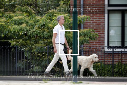 Loenen 24 juni 2019
Pieter van Beukering ( man van Yvon Jaspers) laat hond uit en vertrekt daarna op electrische fiets naar zijn werk.