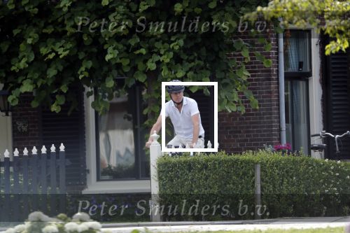 Loenen 24 juni 2019
Pieter van Beukering ( man van Yvon Jaspers) laat hond uit en vertrekt daarna op electrische fiets naar zijn werk.