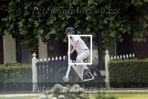 Loenen 24 juni 2019
Pieter van Beukering ( man van Yvon Jaspers) laat hond uit en vertrekt daarna op electrische fiets naar zijn werk.