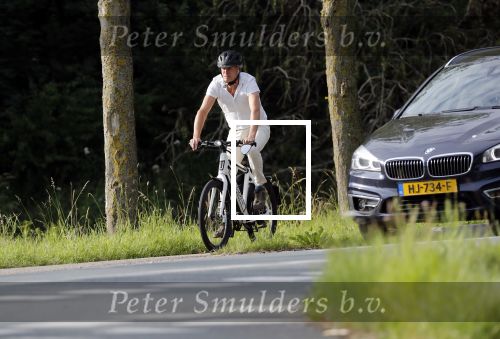 Loenen 24 juni 2019
Pieter van Beukering ( man van Yvon Jaspers) laat hond uit en vertrekt daarna op electrische fiets naar zijn werk.
