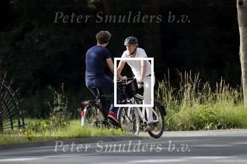 Loenen 24 juni 2019
Pieter van Beukering ( man van Yvon Jaspers) laat hond uit en vertrekt daarna op electrische fiets naar zijn werk.
