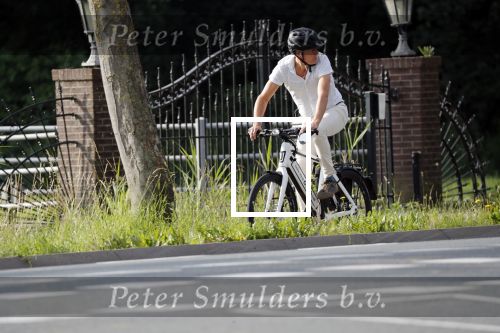 Loenen 24 juni 2019
Pieter van Beukering ( man van Yvon Jaspers) laat hond uit en vertrekt daarna op electrische fiets naar zijn werk.