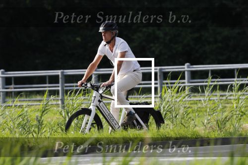 Loenen 24 juni 2019
Pieter van Beukering ( man van Yvon Jaspers) laat hond uit en vertrekt daarna op electrische fiets naar zijn werk.