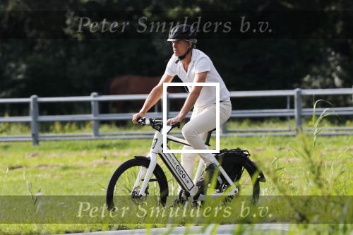 Loenen 24 juni 2019
Pieter van Beukering ( man van Yvon Jaspers) laat hond uit en vertrekt daarna op electrische fiets naar zijn werk.