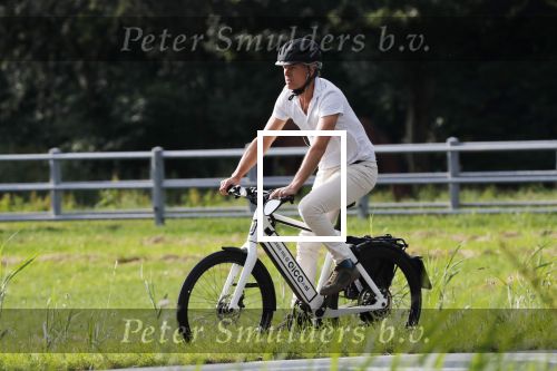 Loenen 24 juni 2019
Pieter van Beukering ( man van Yvon Jaspers) laat hond uit en vertrekt daarna op electrische fiets naar zijn werk.