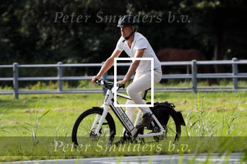 Loenen 24 juni 2019
Pieter van Beukering ( man van Yvon Jaspers) laat hond uit en vertrekt daarna op electrische fiets naar zijn werk.